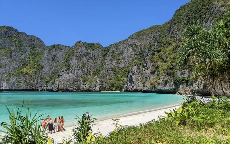 Turistas curtem manhãs calmas em Maya Bay