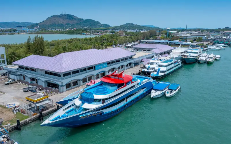 Royal Phuket Marina leva turistas com elegância a Phi Phi