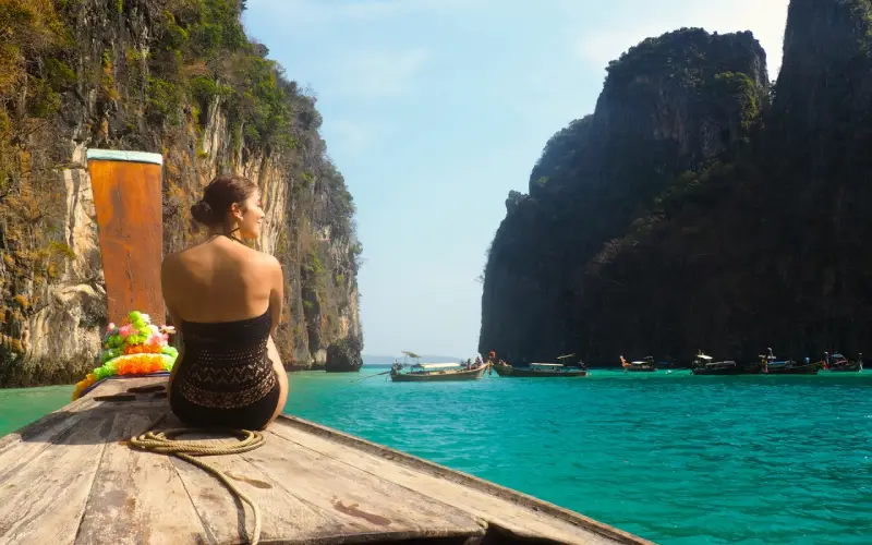 Maya Bay encanta com luzes e cores vivas