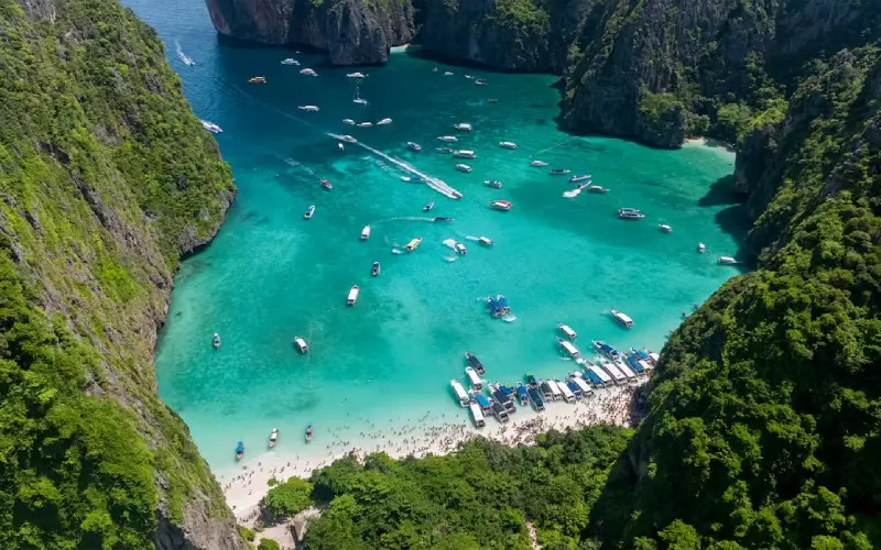 Maya Bay revela sua paz longe das multidões