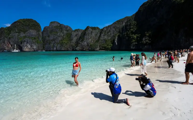 Turistas fotografam e respeitam a natureza
