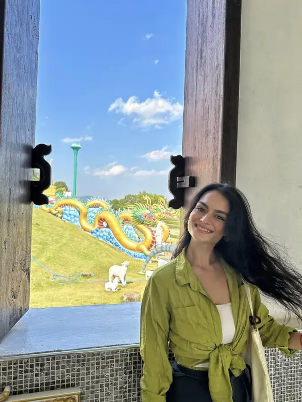 Turistas tiram fotos com Phop Chok Dhamma Chedi