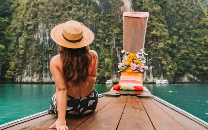 Ficar na ilha permite explorar Phi Phi no seu próprio ritmo