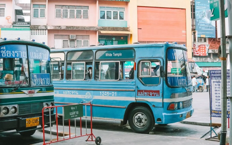 Viajantes de Chiang Rai vão de ônibus rumo a Phi Phi