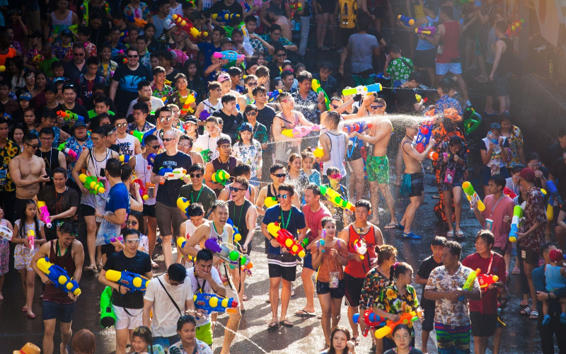 Rod Nam Dam Hua honra os mais velhos com água e pedidos de bênçãos