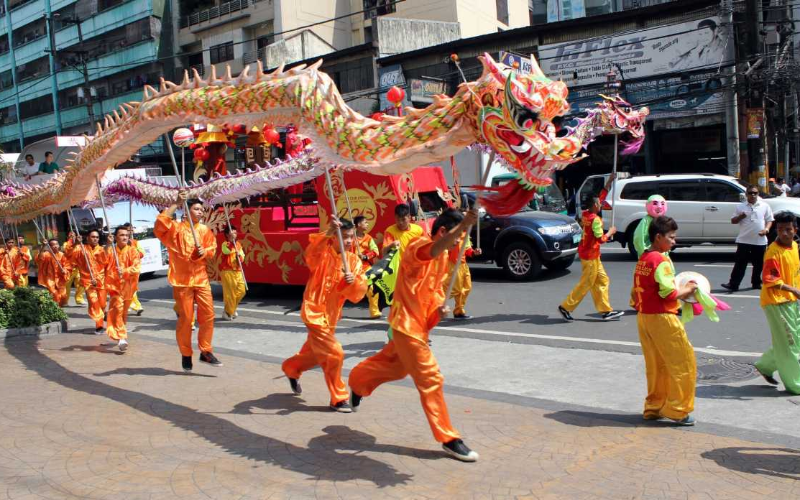 Cruzeiro noturno no Chao Phraya oferece jantar e música