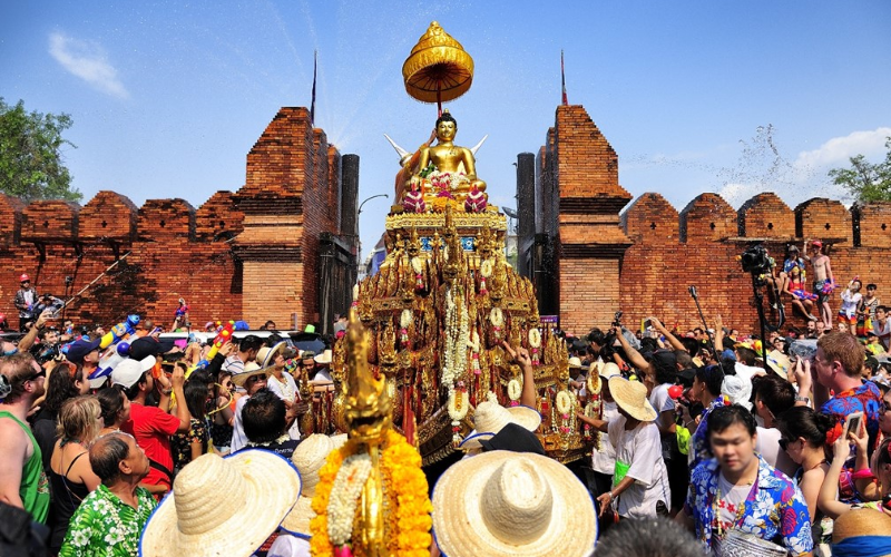 Songkran no Portão Tha Phae enche Chiang Mai de alegria