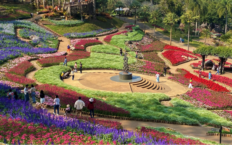 O Festival de Flores de Chiang Rai apresenta flores únicas e um ambiente alegre típico do norte da Tailândia