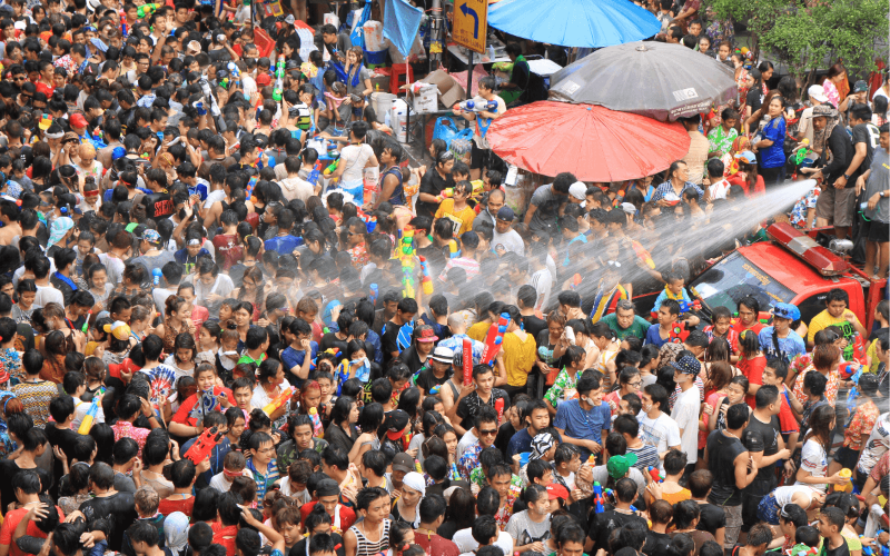 Songkran em Bangkok une tradição e festas animadas