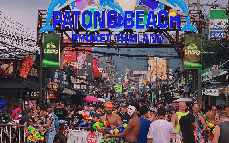 Songkran em Patong mistura praia e festa com muita água