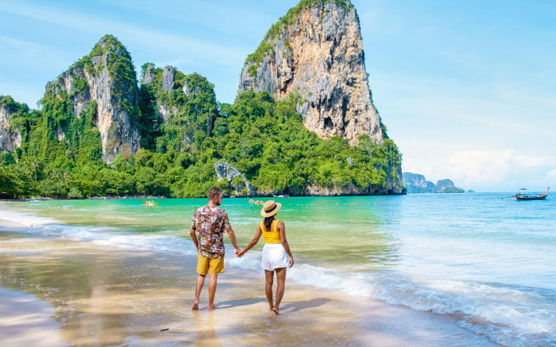 Os visitantes podem relaxar em praias famosas como a praia de Ao Nang