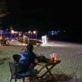 Playa de Pattaya en la noche