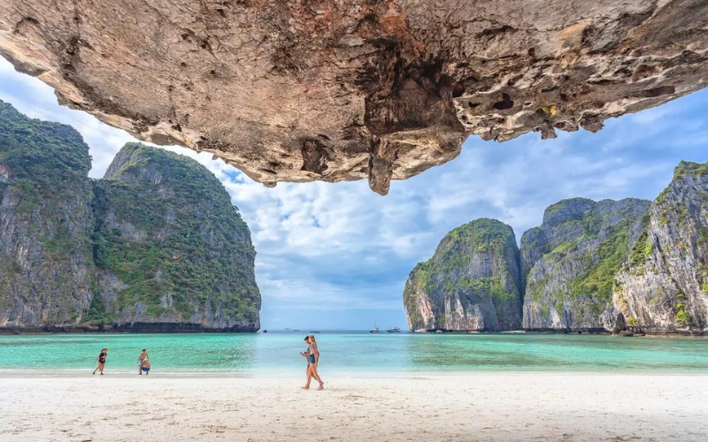 Visitar a icônica Maya Bay é definitivamente algo que você não pode perder