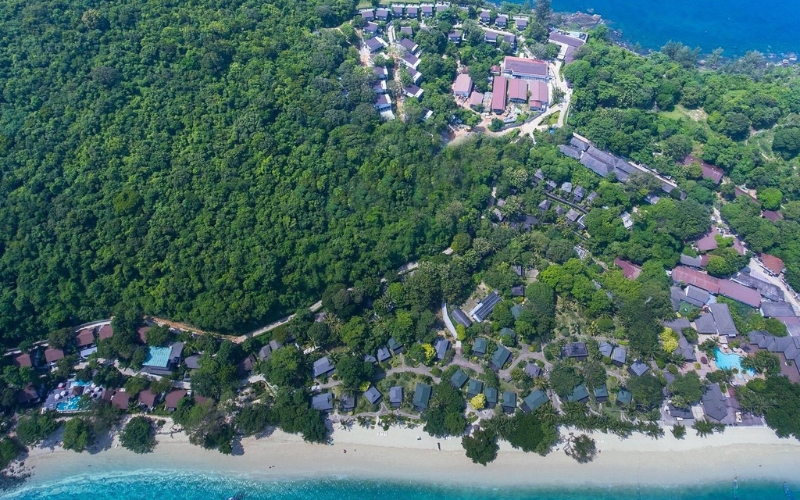 O norte de Phi Phi abriga hotéis e resorts de luxo com classificação de quatro a cinco estrelas