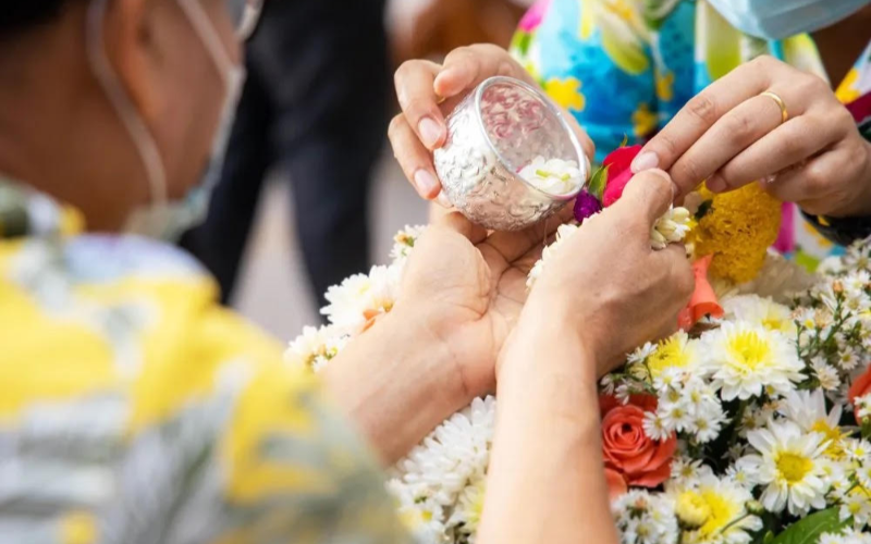 Rod Nam Dam Hua honra os mais velhos com água e pedidos de bênçãos