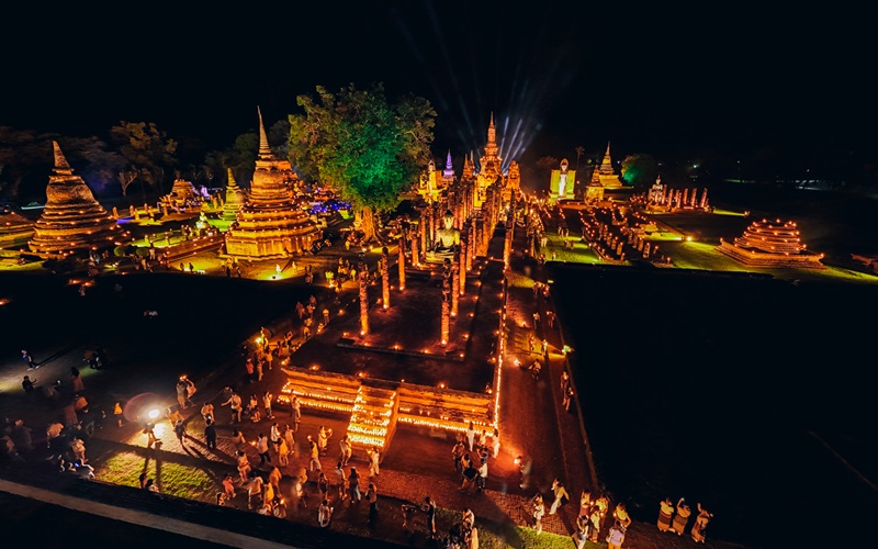 O Festival de Luzes no Parque Histórico de Sukhothai apresenta shows de luzes artísticos que iluminam ruínas antigas e atraem turistas em janeiro