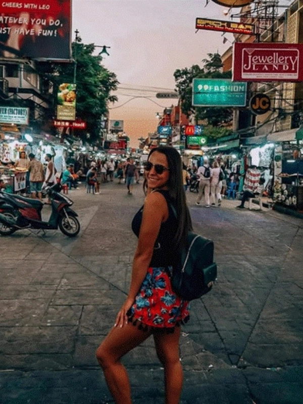 Viajantes com orçamento limitado acham a Khao San Road perfeita para refeições e acomodações baratas