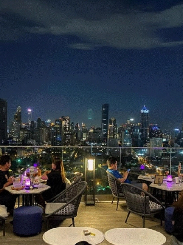 Os hóspedes desfrutam de vistas panorâmicas, design elegante e sofisticação no rooftop do SO/ Bangkok