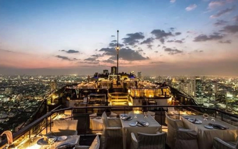 A atmosfera sofisticada no rooftop do Vertigo & Moon Bar atrai os hóspedes para as alturas em Bangkok