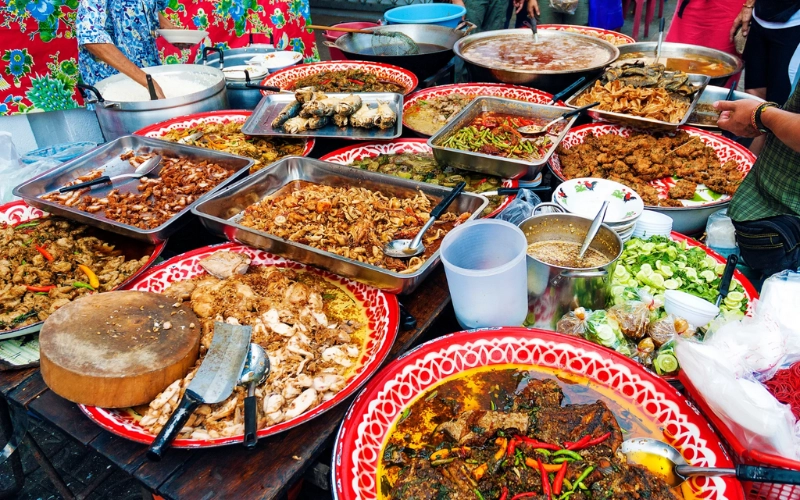 A culinária tailandesa é mundialmente conhecida por sua combinação harmoniosa de sabores picantes, ácidos, salgados e doces