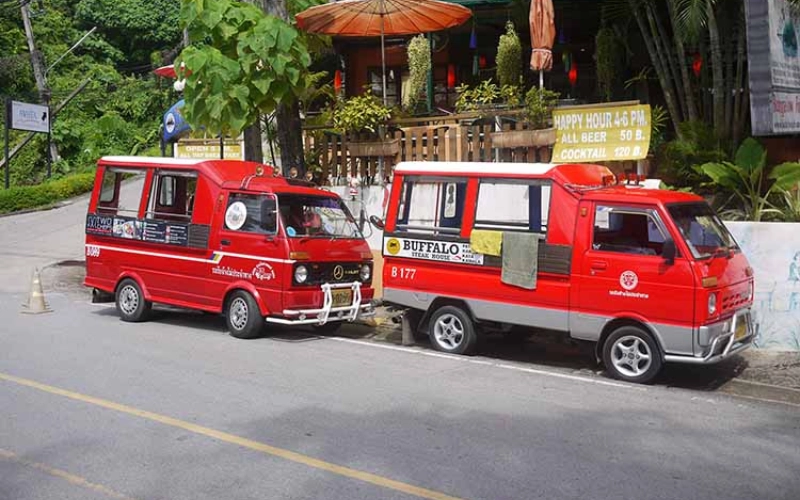 Os visitantes podem usar tuk-tuk para chegar à Praia de Kata