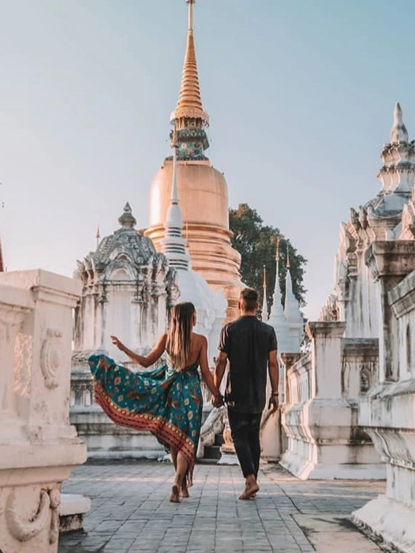 Afeto em público não é bem-visto mantenha discreto