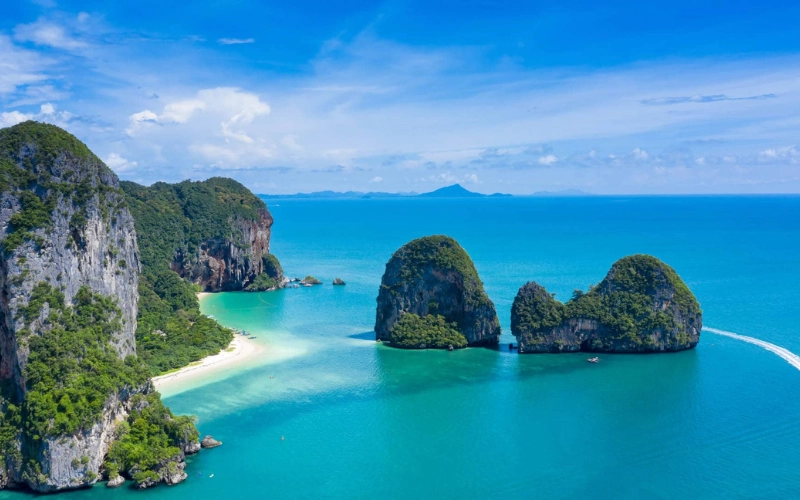 Ao Nang águas calmas e falésias de Krabi