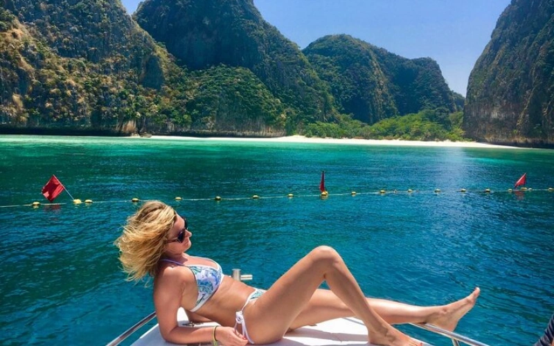 Ao Nang oferece esportes aquáticos e natação