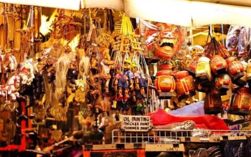 Artesanatos feitos à mão oferecem aos turistas peças autênticas e artísticas da cultura tailandesa