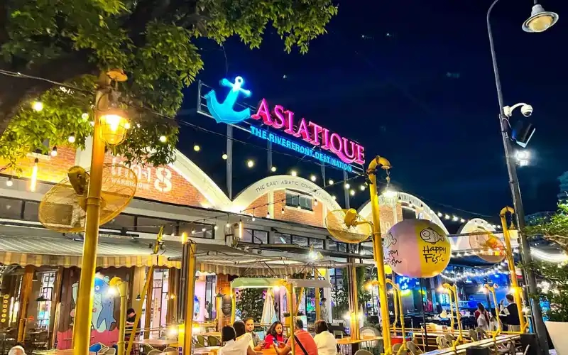 Asiatique reúne comida lojas e vida noturna