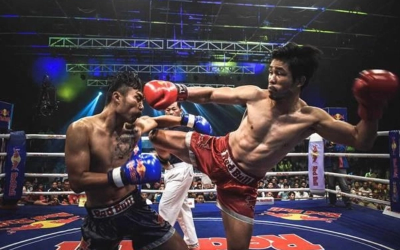Uma luta de Muay Thai exibe ação intensa e a cultura tradicional tailandesa