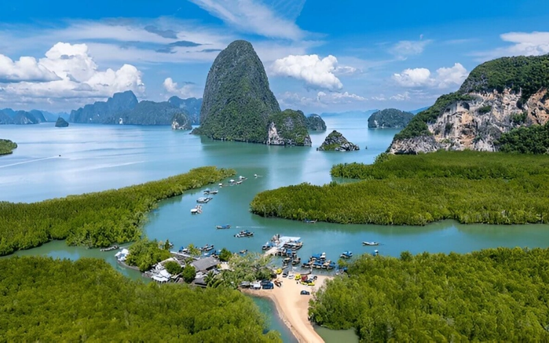 Baía de Phang Nga guarda penhascos e águas verdes