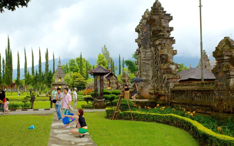 Bali é considerada a pérola do hinduísmo, com seus terraços de arroz, templos e praias de surfe