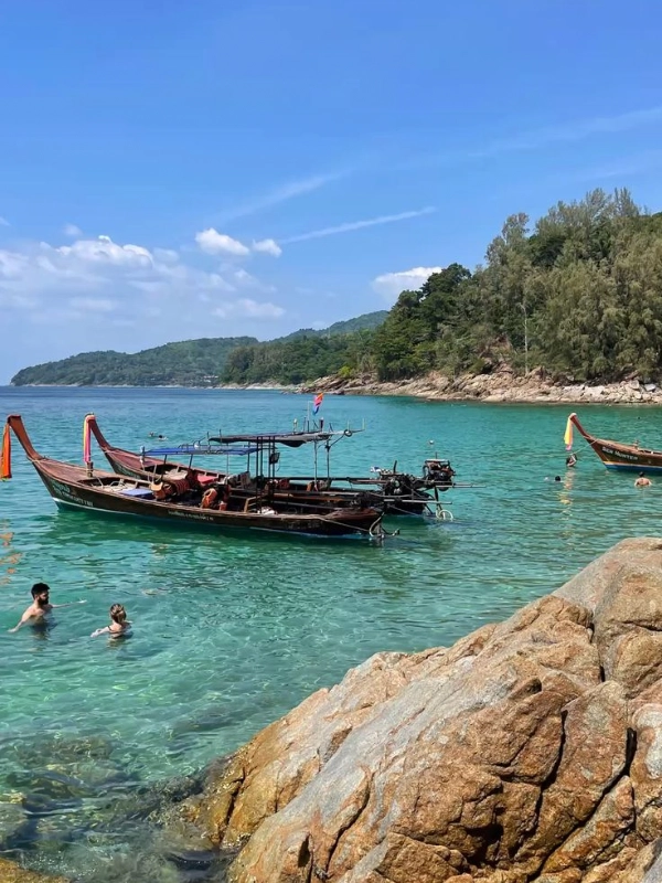 Banana Beach guarda águas azul turquesa claras