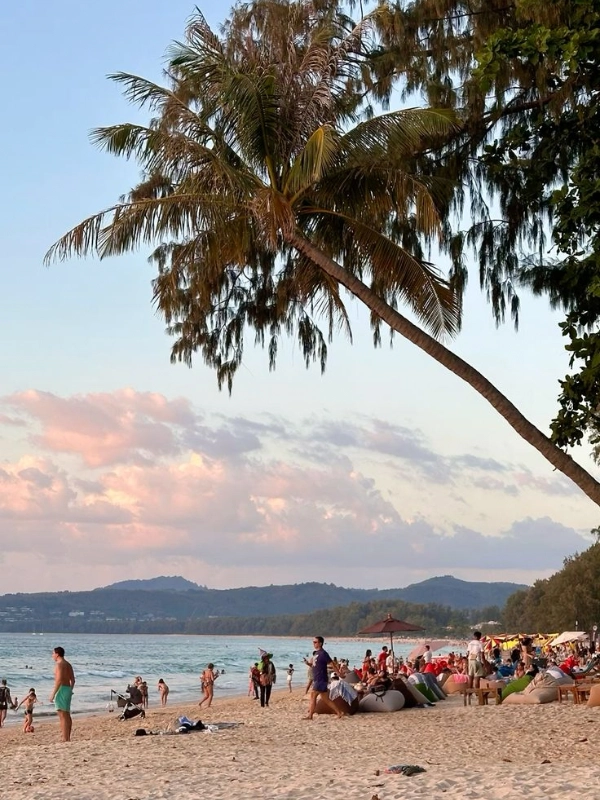 Bang Tao Beach traz resorts de luxo e calmaria