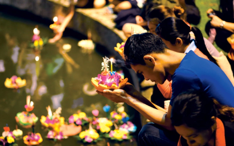 Bangkok ilumina rios com lanternas flutuantes