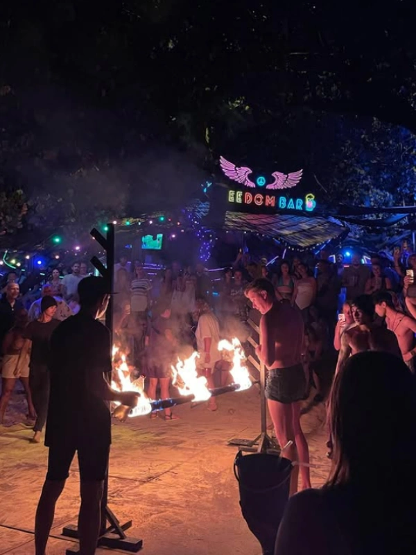 Bares iluminam Phi Phi Don com shows de fogo