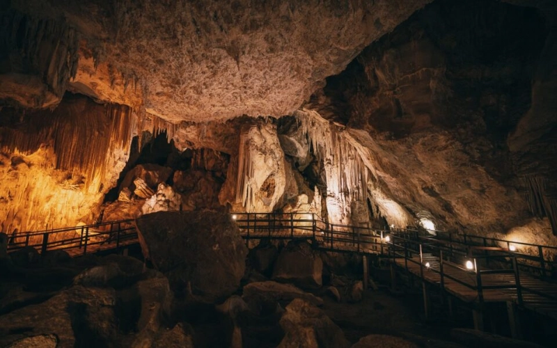 Beleza mística da caverna Tham Phra Nang Nai