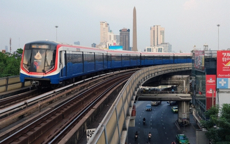BTS Skytrain: rápido e acima do trânsito no centro de Bangkok