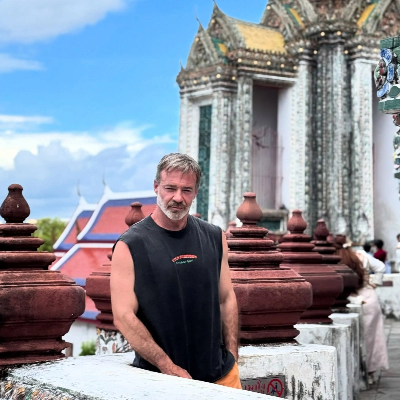 Capture a beleza do Wat Arun ao sol