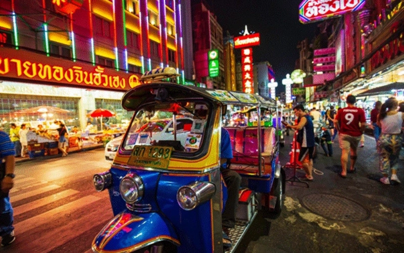 Corridas rápidas pela cidade tornam os tuk-tuks uma forma divertida de os viajantes aproveitarem as ruas de Bangkok
