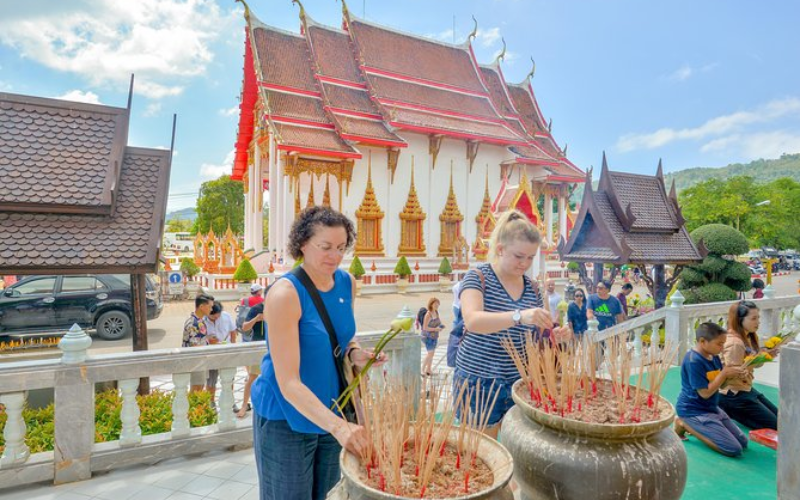 Deixe suas bênçãos no templo Wat Chalong