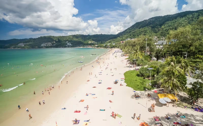 Descubra o charme tranquilo das praias Kata Noi e Kamala em novembro