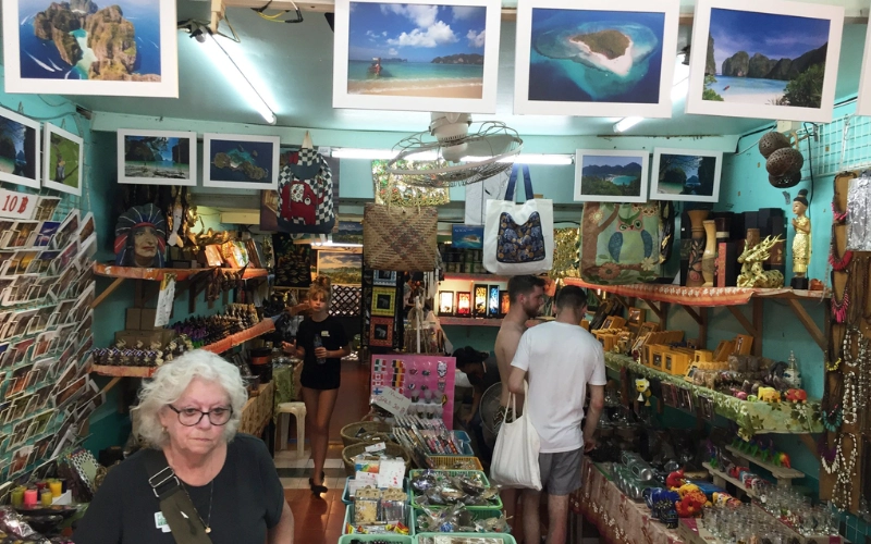 Diferente de outras regiões, Phi Phi conta principalmente com pequenas lojas que vendem artigos de praia e souvenires