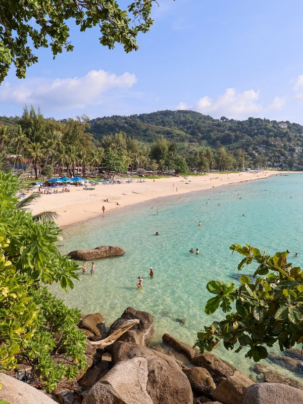 A estação mais bonita para visitar a Praia de Kata é de novembro a abril, quando os visitantes podem esperar um clima seco com dias ensolarados e lindos