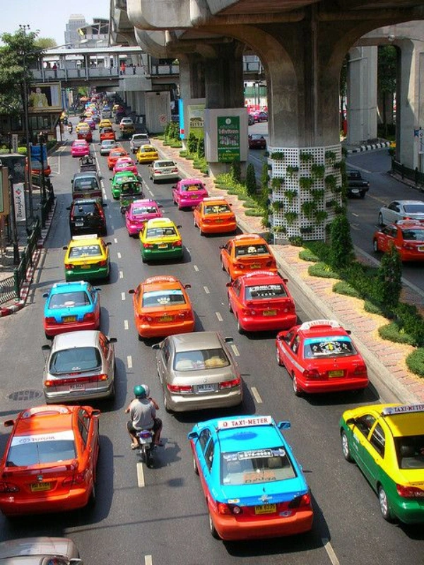 É fácil reservar táxi colorido em Bangkok