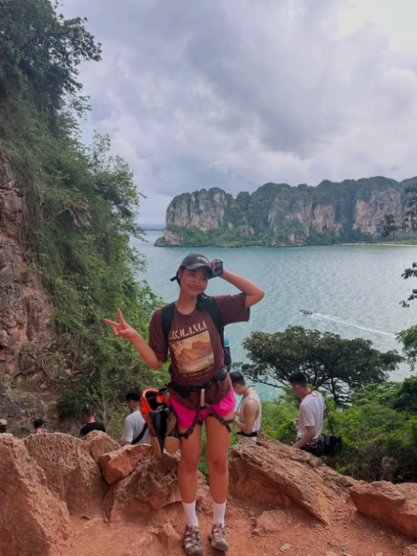 Escaladores desafiam falésias de Railay Beach