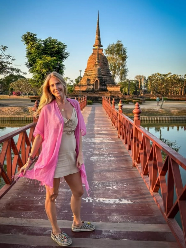 Explore templos e o charme histórico em Sukhothai