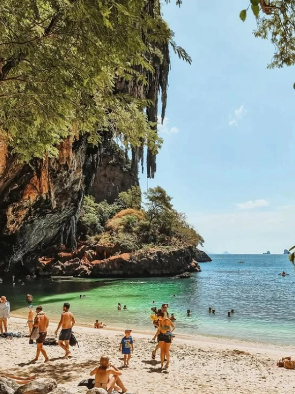 Falésias cercam praia criando refúgio tranquilo