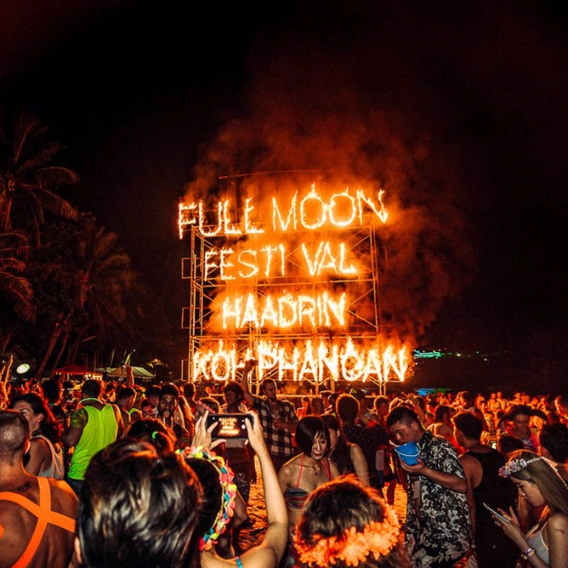 Festival da Lua Cheia agita Haad Rin Beach